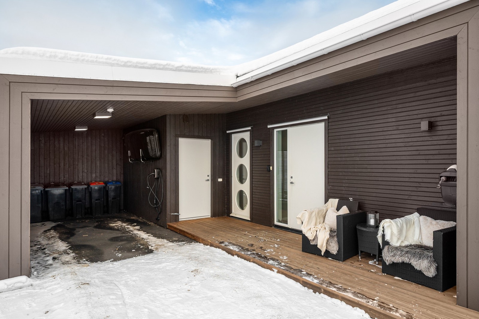 Praktisk carport og sportsbod i tilknytning til inngangspartiet Galleribilde