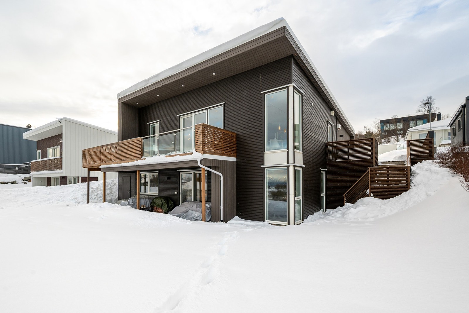 EIE Eiendomsmegling v/Michael Knutsen har gleden av å presentere Nonsåsen 30 - en moderne og familievennlig funkisbolig i Øvre Ruggevika! Foto: Martynas Milkevicius Galleribilde