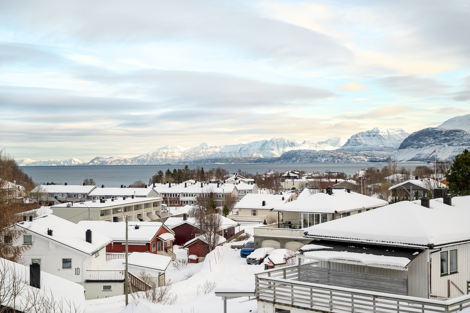 Nydelig utsikt over nærområdet, hav og fjell Galleribilde