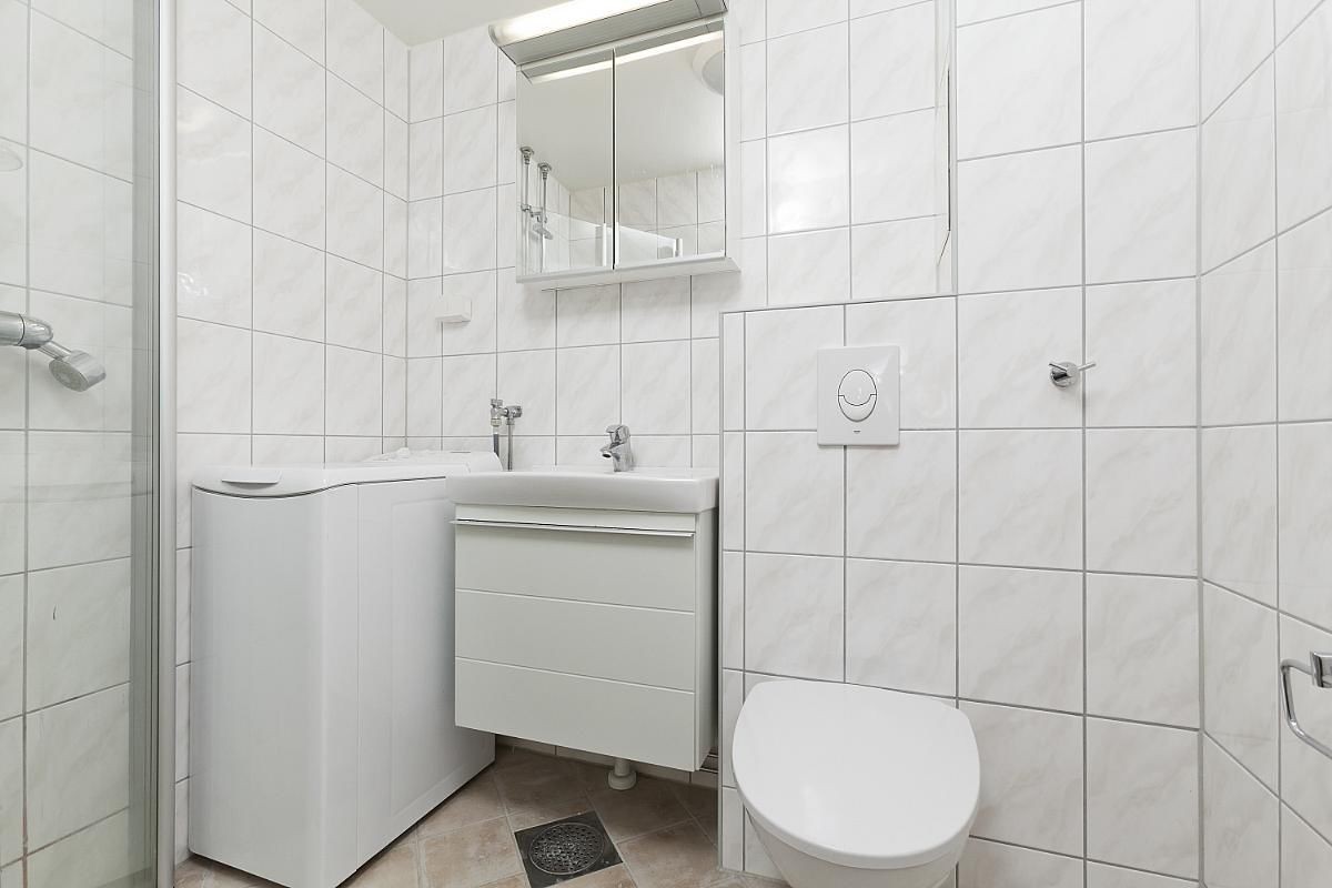 Bad med vaskemaskin Galleribilde