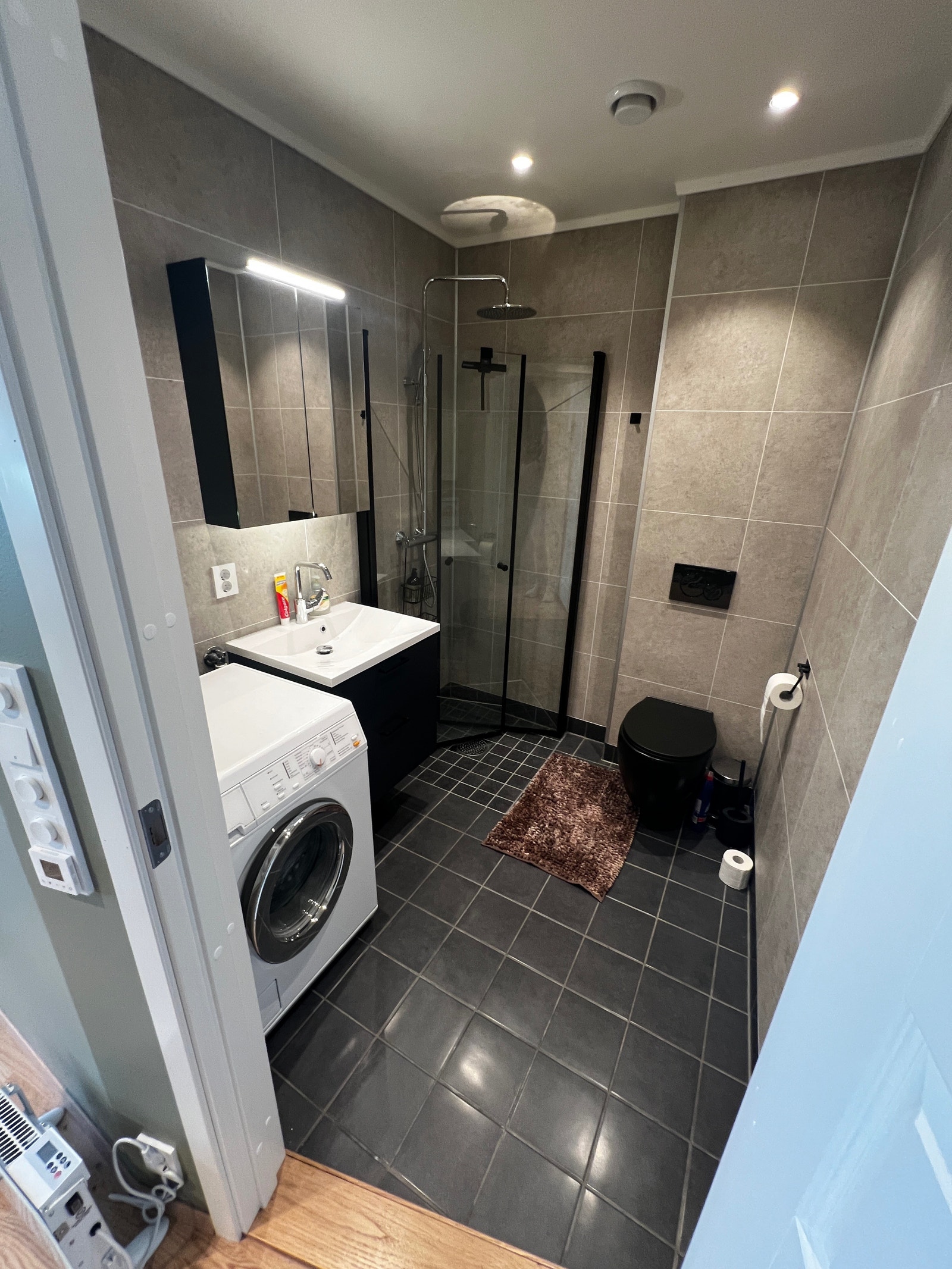 Bad med vaskemaskin Galleribilde