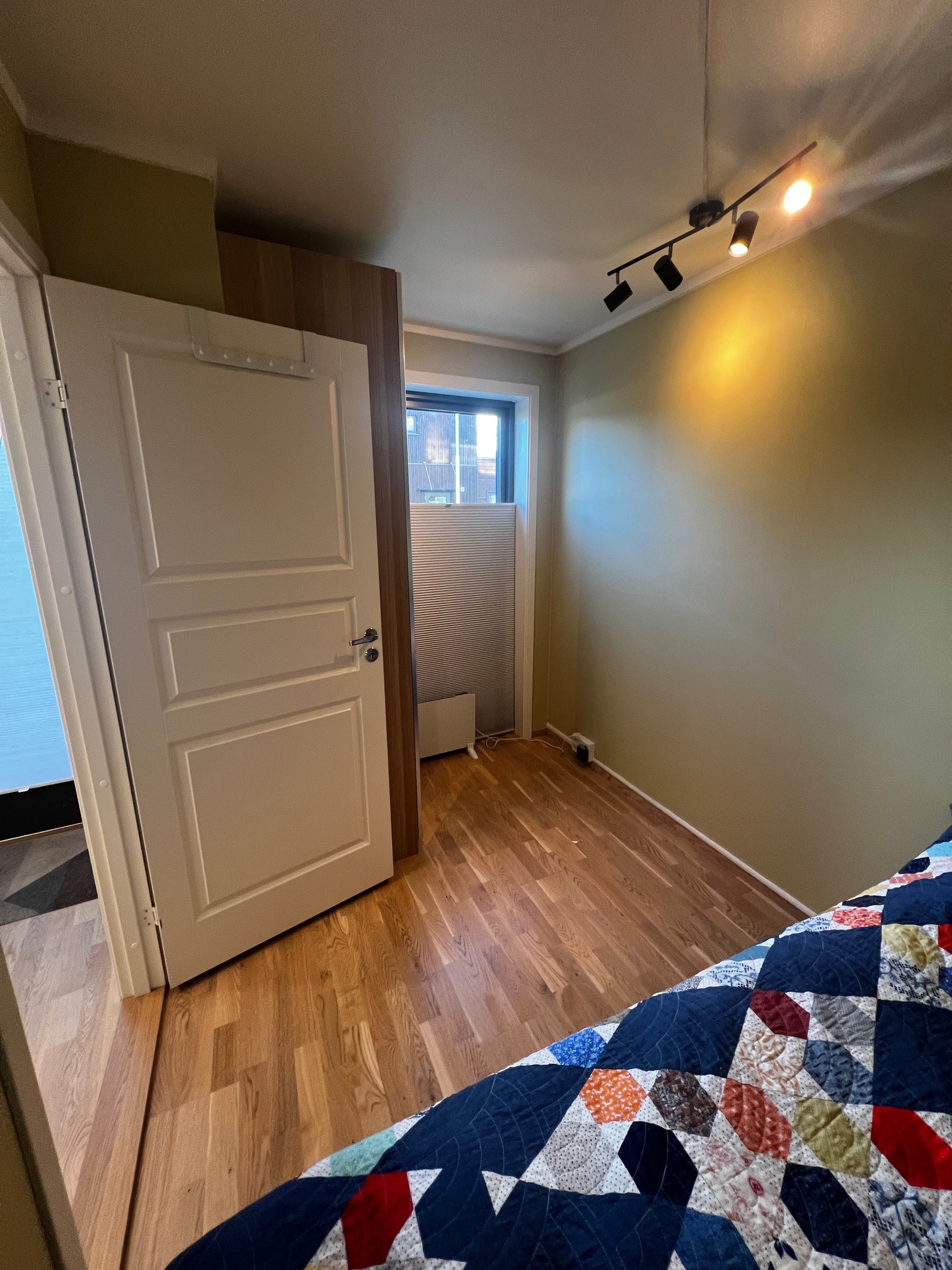 Soverom (klesskap bak døren) Galleribilde