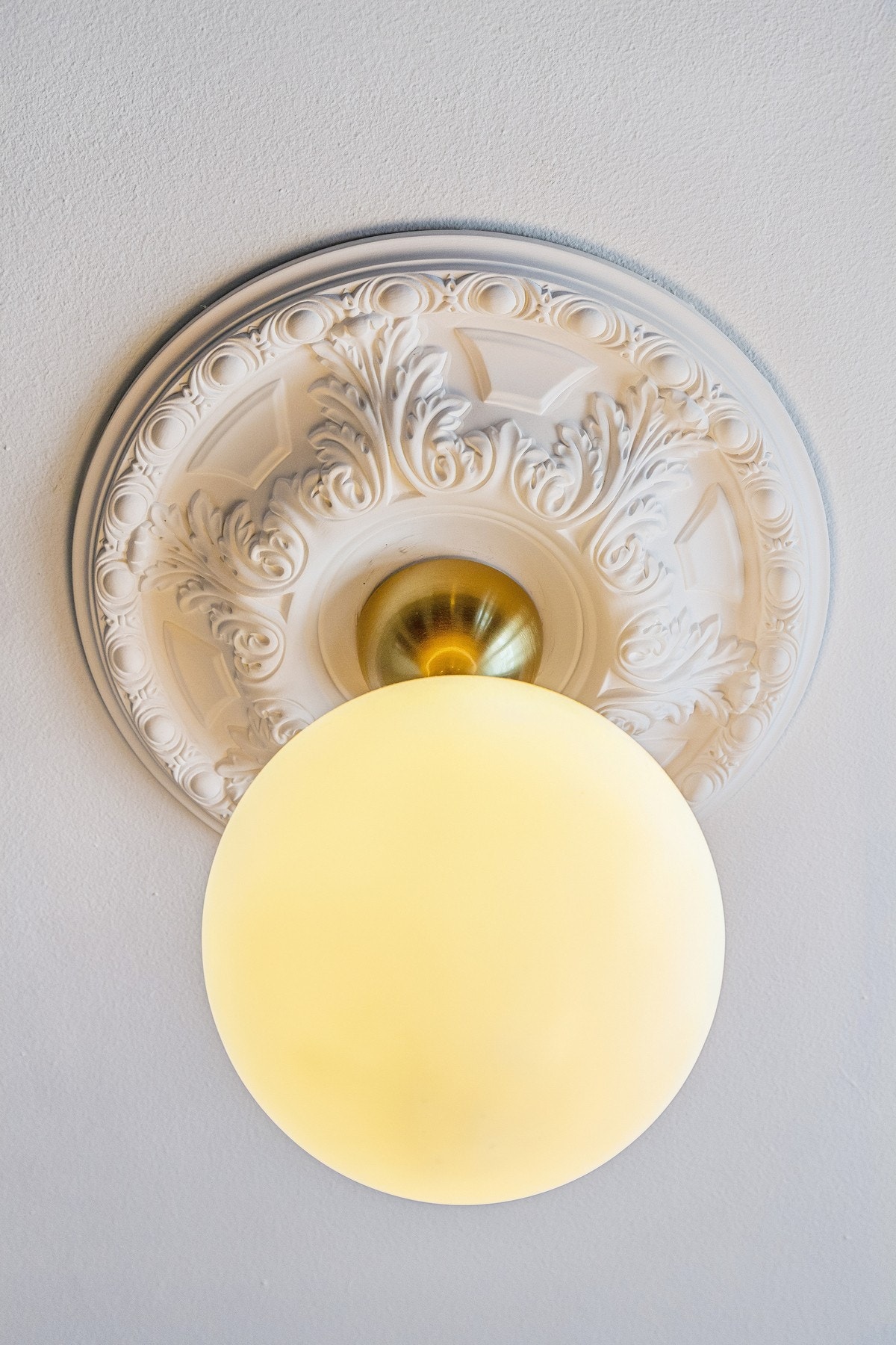 Rommet har elegant takdesign rundt belysningen, som tilfører en stilfull og gjennomført detalj. Galleribilde