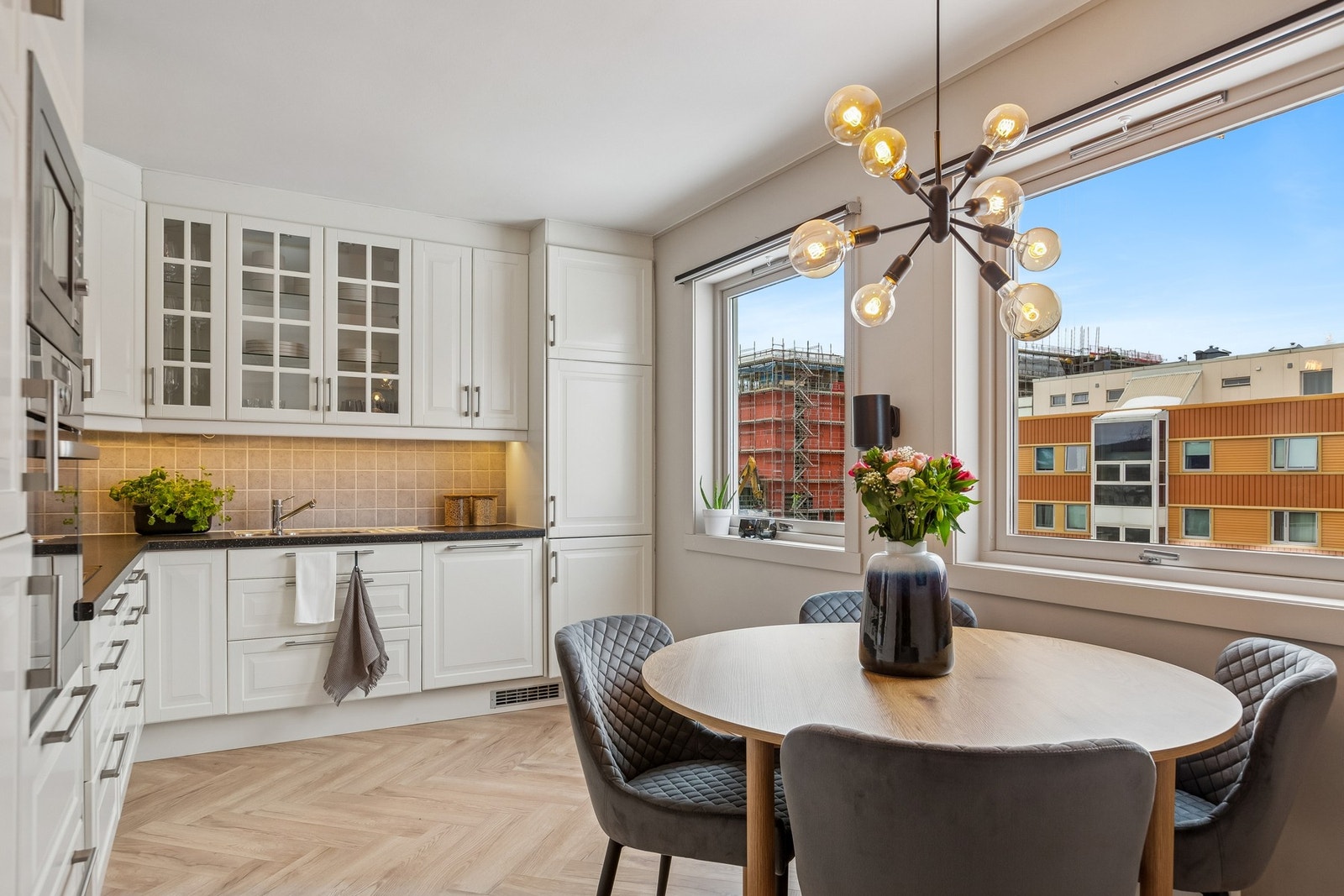 Kjøkkeninnredningen fra 2011 har profilerte fronter og integrerte hvitevarer, som gir både funksjonalitet og et tidløst uttrykk. Galleribilde