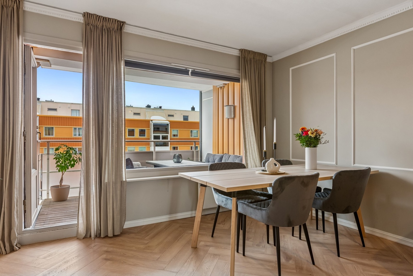 Små, elegante detaljer i overgangen mellom vegg og tak gir rommet ekstra karakter. Galleribilde