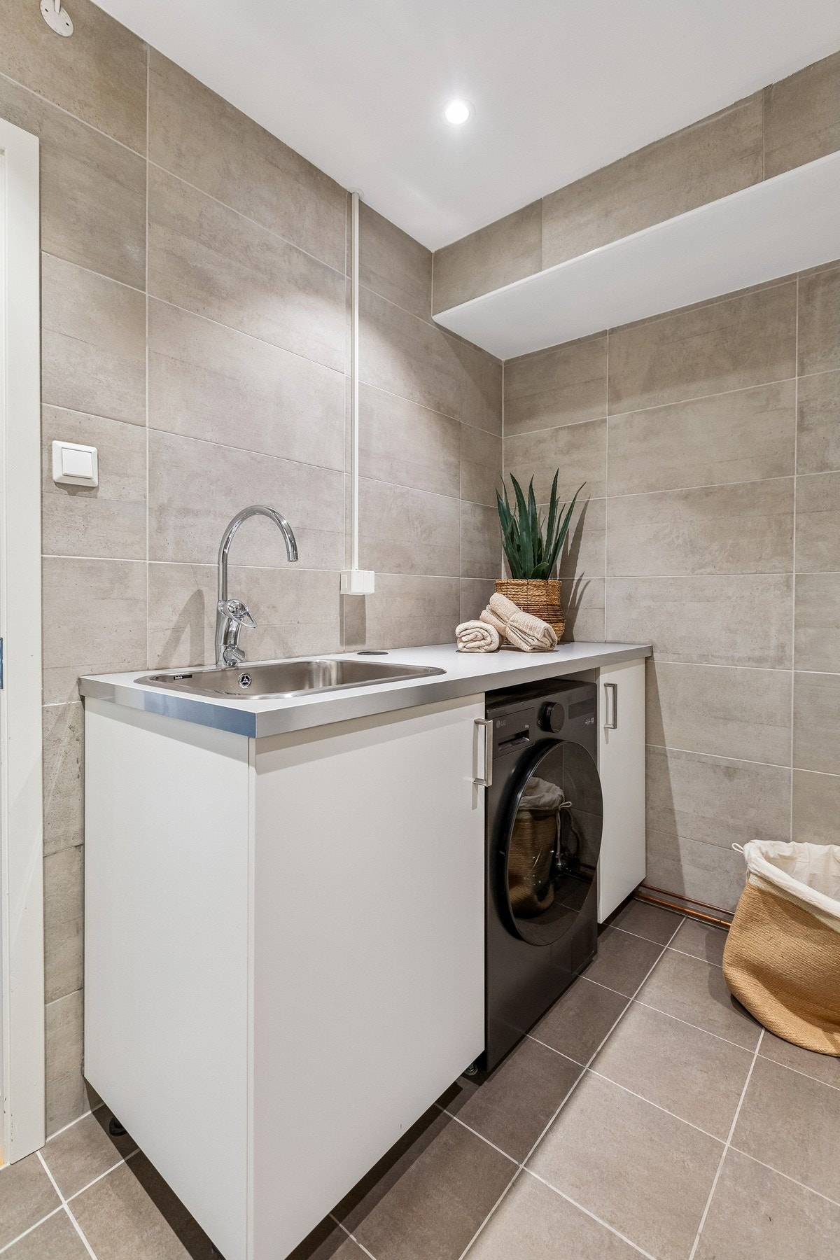 Flott, eget vaskerom fra 2014 som gjør hverdagen enkel. Varmtvannsbereder på 200L (2011) er diskret plassert her. Galleribilde