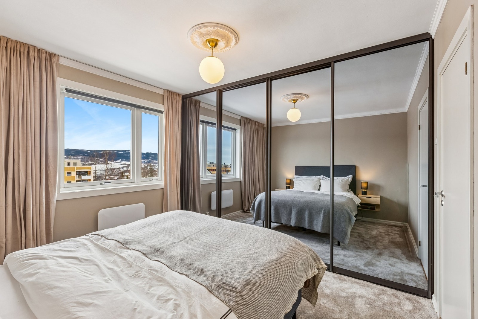 Hovedsoverommet er utstyrt med skyvedørsgarderobe med speilfronter, som gir både praktisk oppbevaring og ekstra romfølelse. Galleribilde