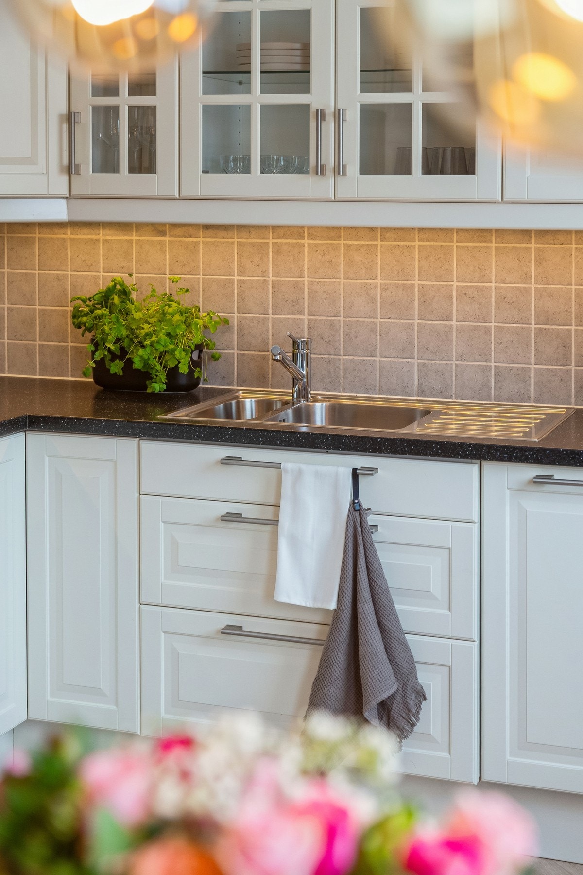 Kjøkkenet er godt opplyst med benkebelysning, og har praktiske stikkontakter plassert over benken for enkel bruk. Galleribilde