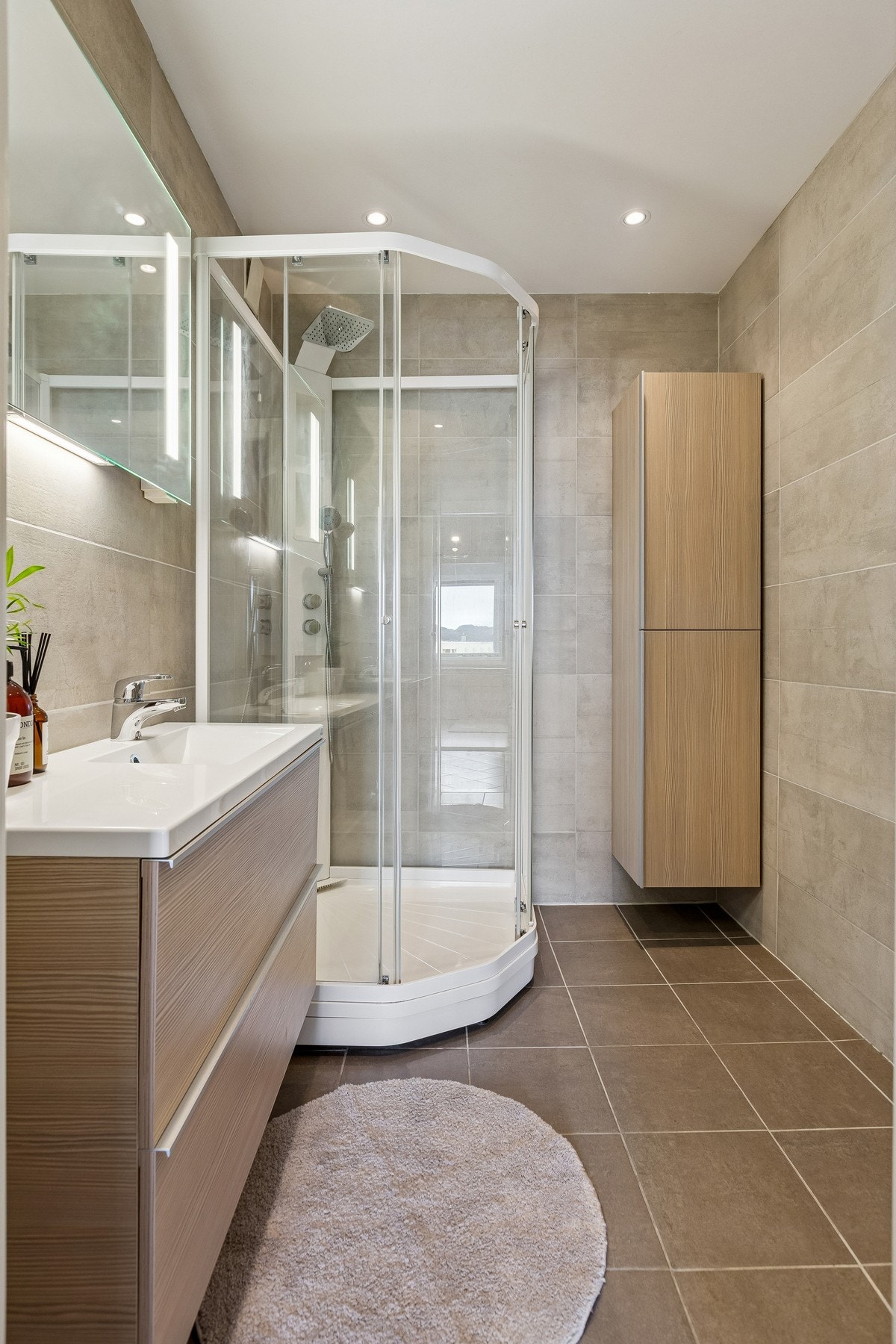 Flott flislagt bad oppgradert i 2014. Badet har tidløs innredning og gulvvarme som gir behagelig temperatur året rundt. Galleribilde