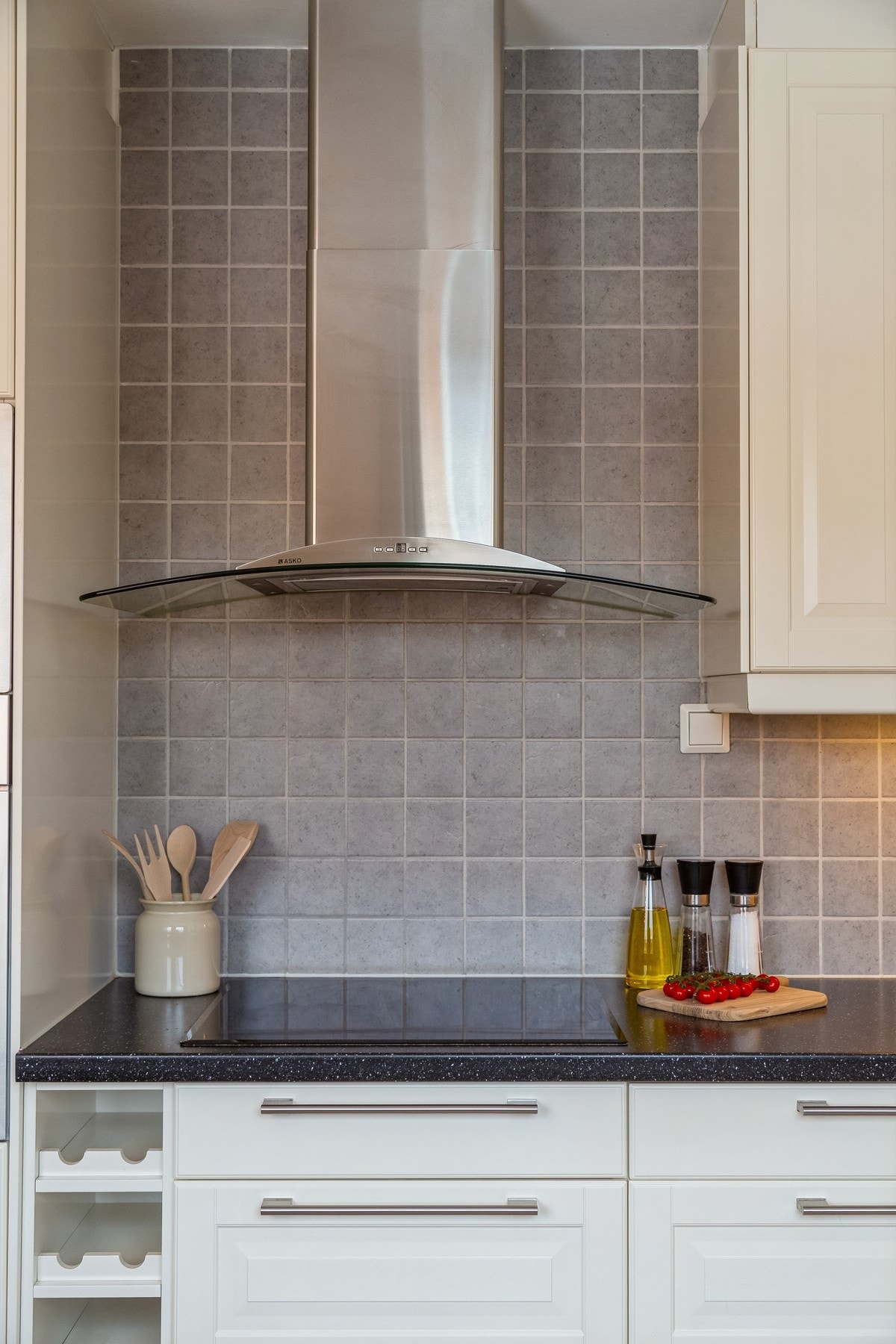 Kjøkkenet er utstyrt med en praktisk vegghengt ventilator. Galleribilde