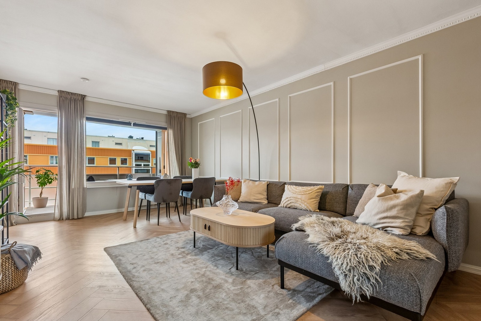 Stuen er lys og luftig, med store vindusflater som slipper inn sollys og skaper en innbydende atmosfære. Galleribilde