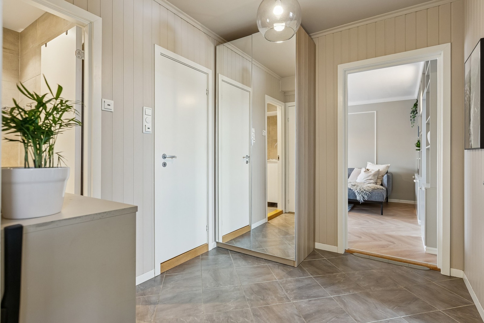 Innbydende entré som gir enkel adkomst til toalett, bad, vaskerom og boligens minste soverom. Galleribilde