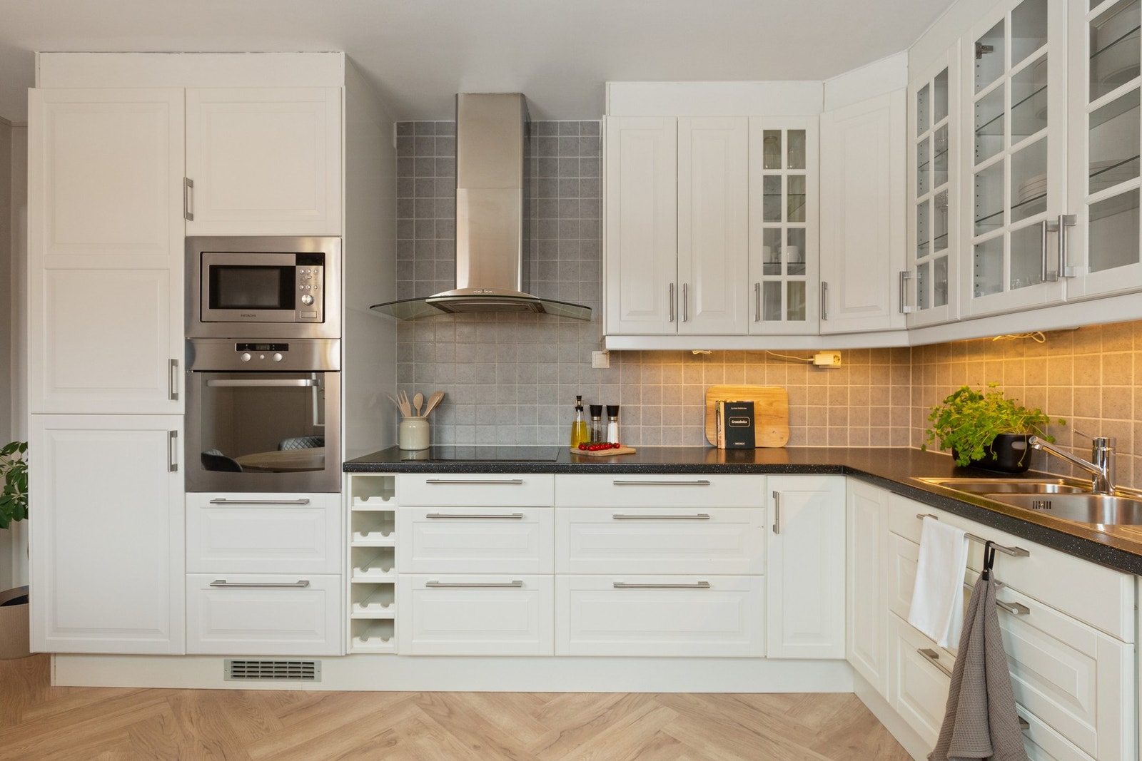 Her er det godt med skap- og skuffeplass, som gjør oppbevaring enkelt og praktisk i hverdagen. Galleribilde