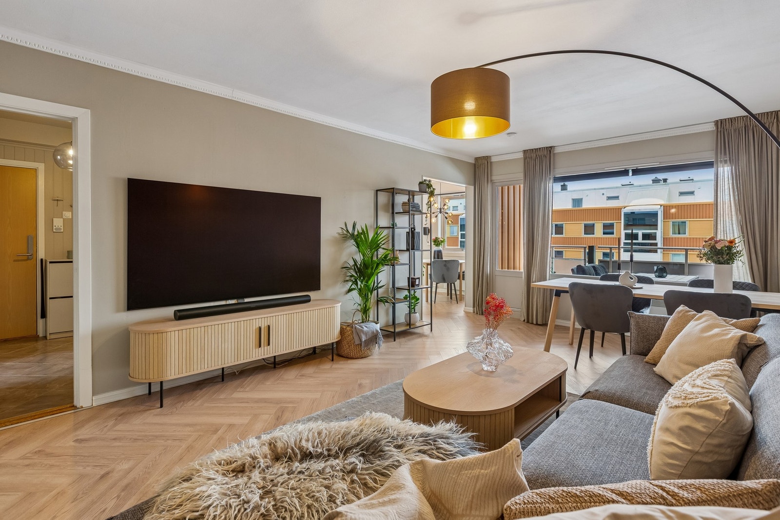 Lys og delikat stue med moderne fargevalg, lekre veggdetaljer og god plass til både sofakrok og spisebord. Galleribilde