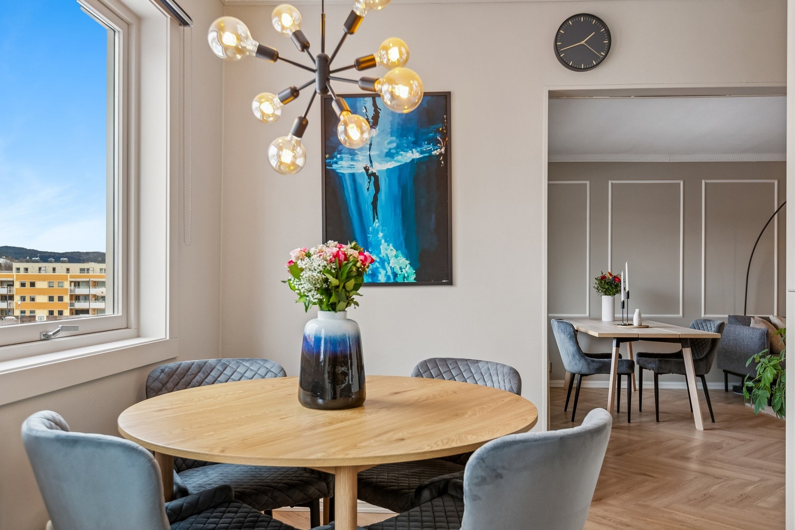 Her er det god plass til spisebord både på kjøkkenet for hverdagens måltider og i stuen for mer formelle anledninger. Galleribilde