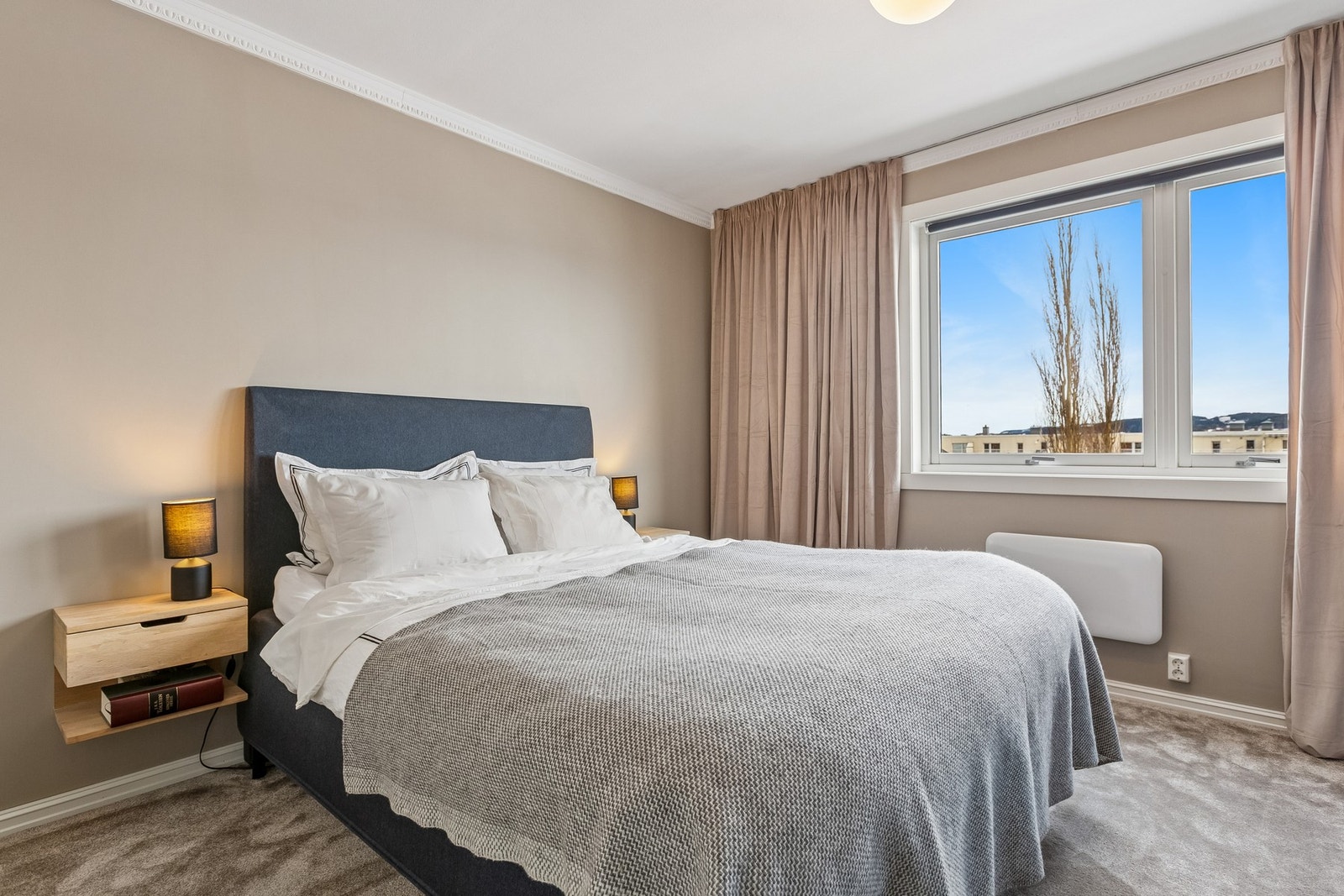 Hovedsoverom på 13 kvm, oppgradert i nyere tid, med vegg-til-vegg teppe som gir en lun og behagelig atmosfære. Galleribilde