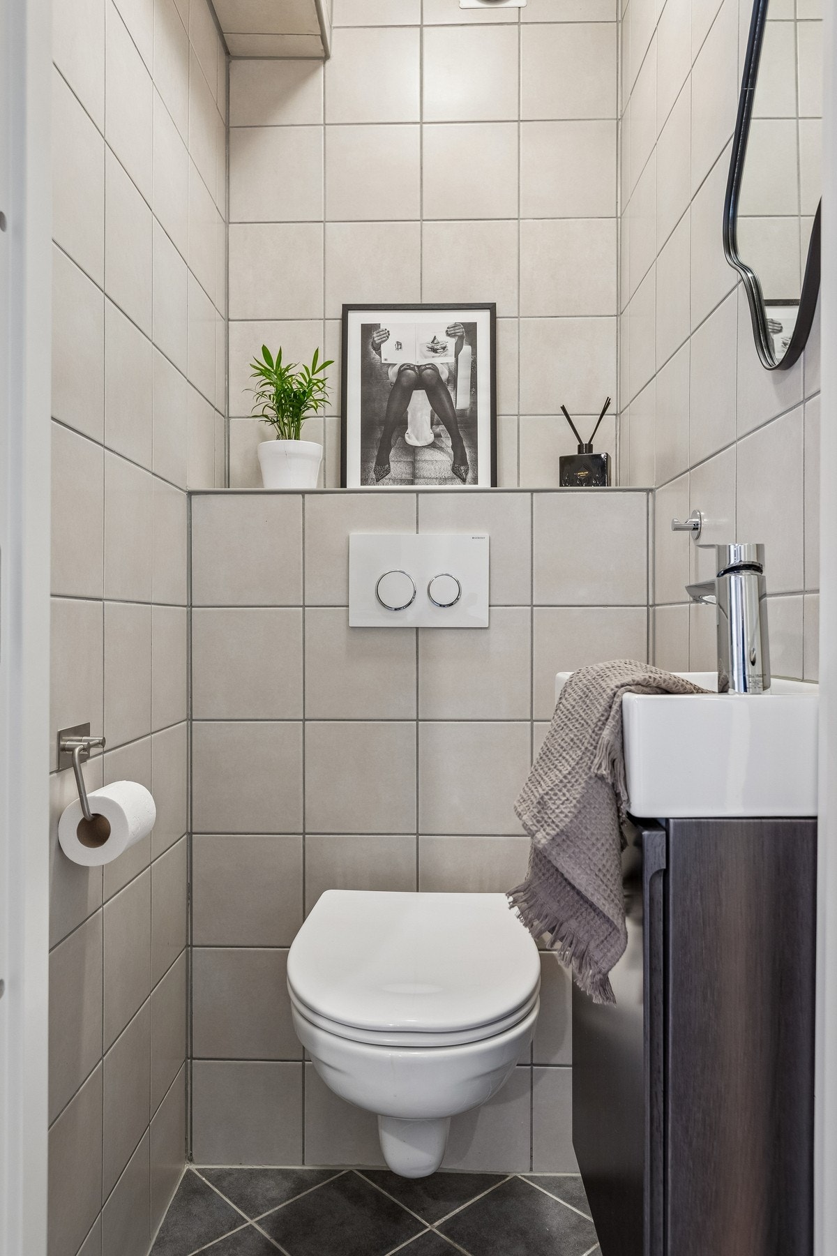 Praktisk separat toalettrom med servant. Galleribilde