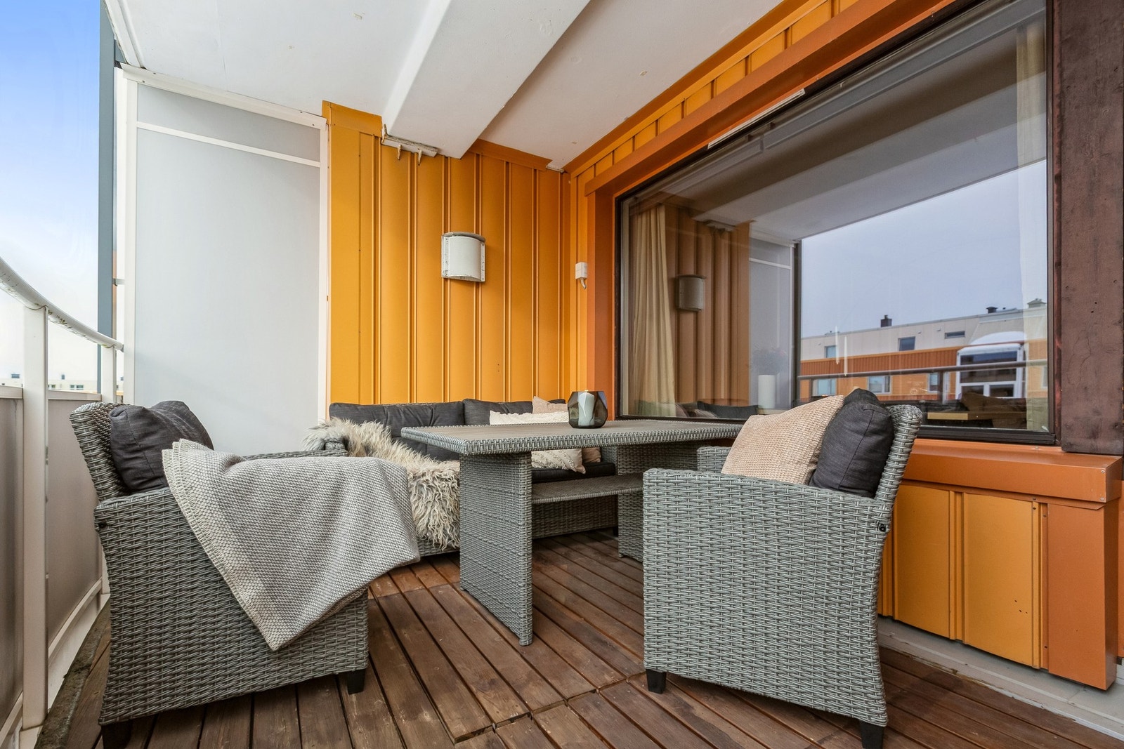 Stuen har utgang til en vestvendt balkong på 8 kvm, med rikelig plass til ute-møbler og hyggelig opphold. Galleribilde