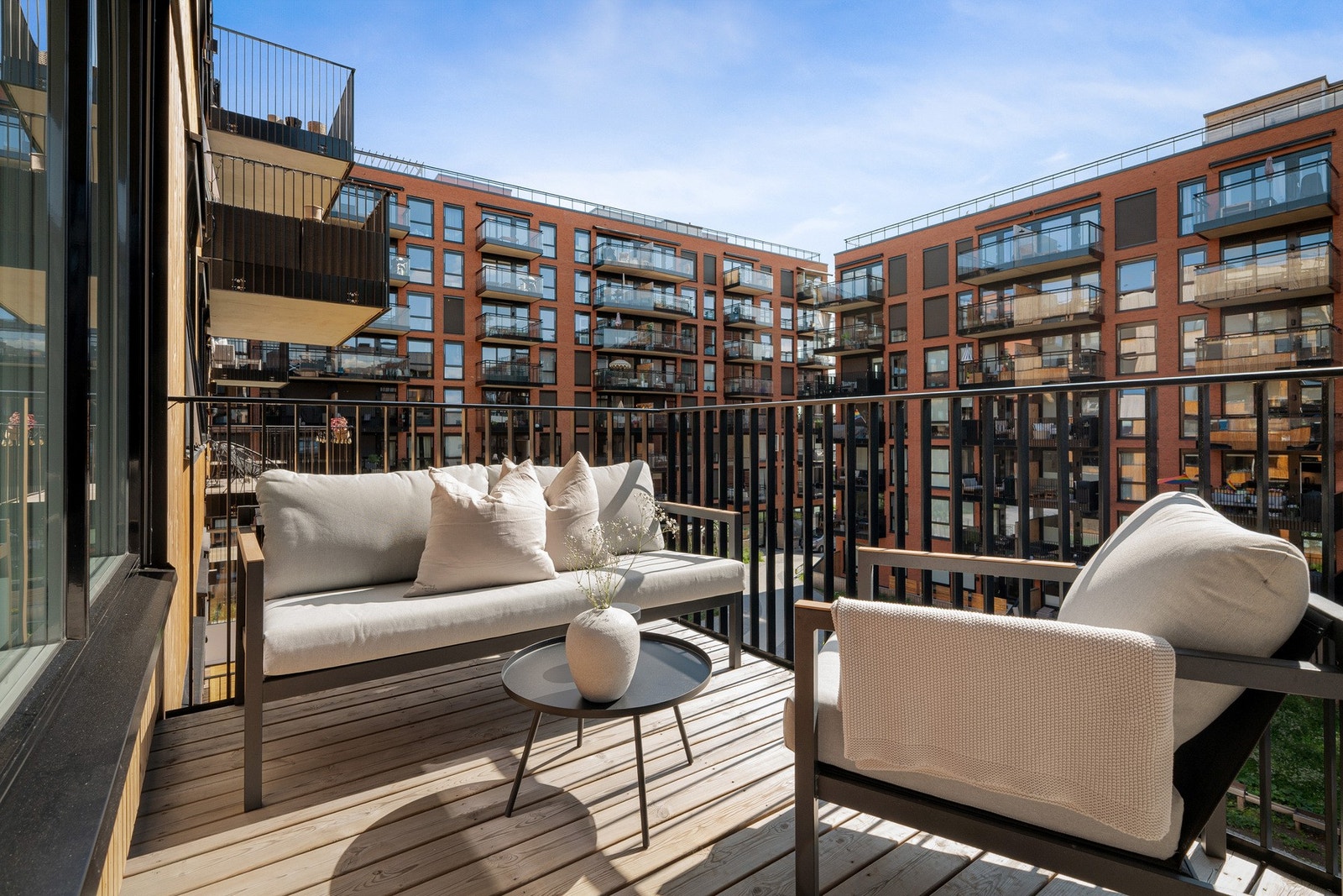 Fra stuen har du utgang til en sydøstvendt balkong på 9m². Galleribilde