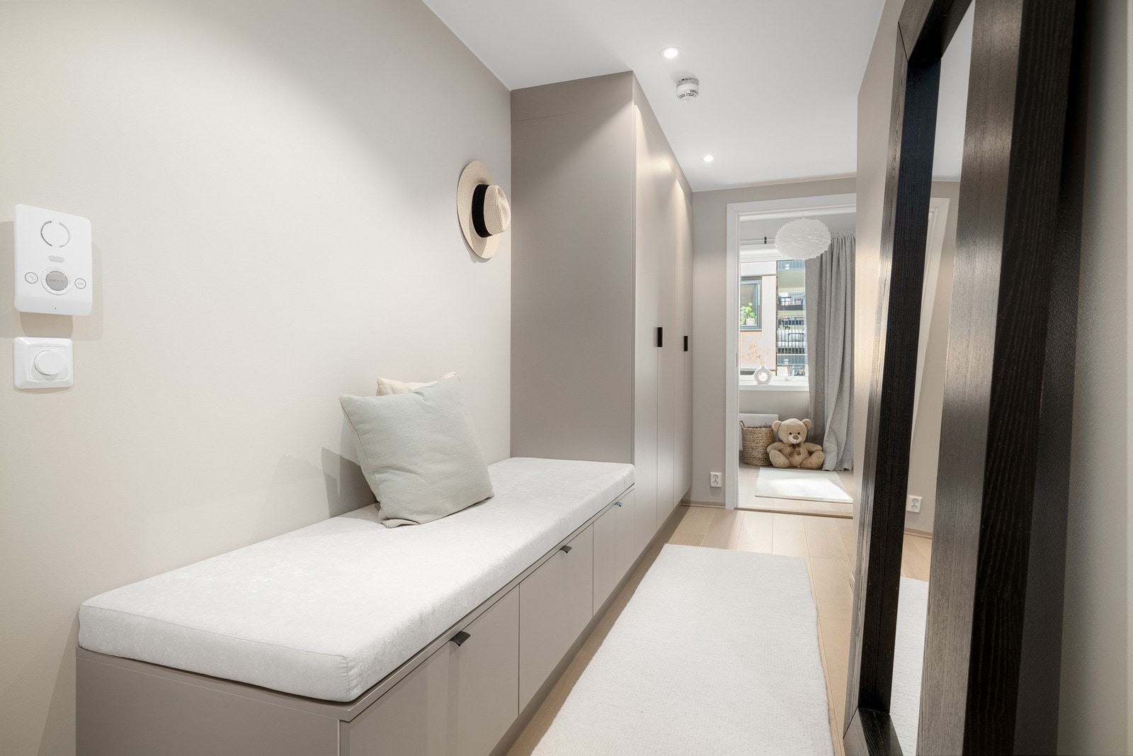 Entréen har lys enstavs laminat på gulv, glatte malte overflater, skjult elektrisk anlegg og downlights i himlingen. Galleribilde