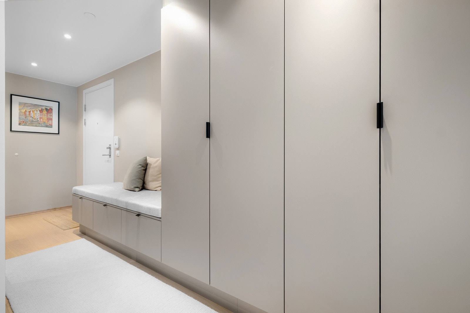 I entréen har du rikelig med oppbevaringsplass i flott garderobe som var ny i 2024. Galleribilde