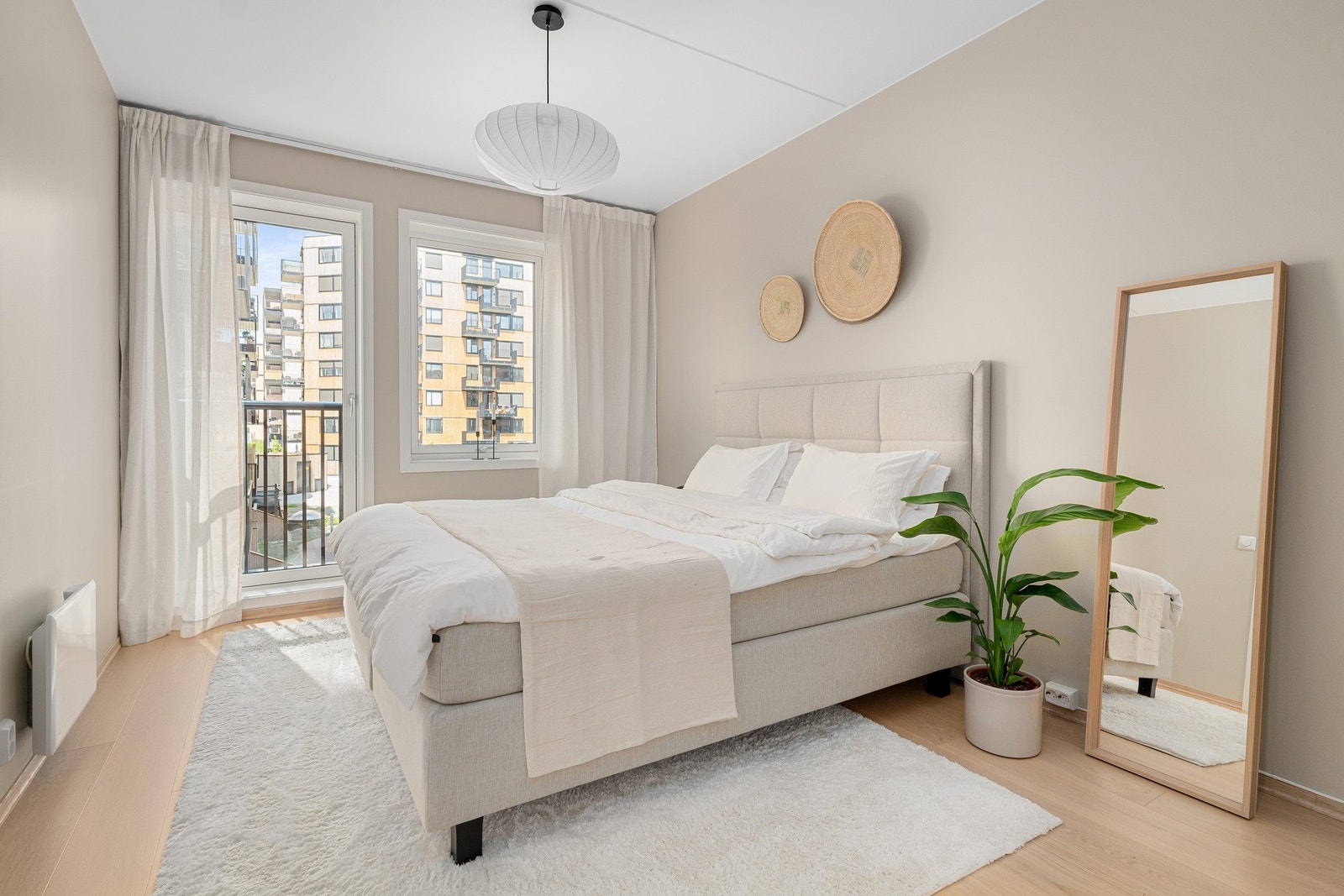 Leiligheten har et lyst og innbydende hovedsoverom med fransk balkong. Galleribilde