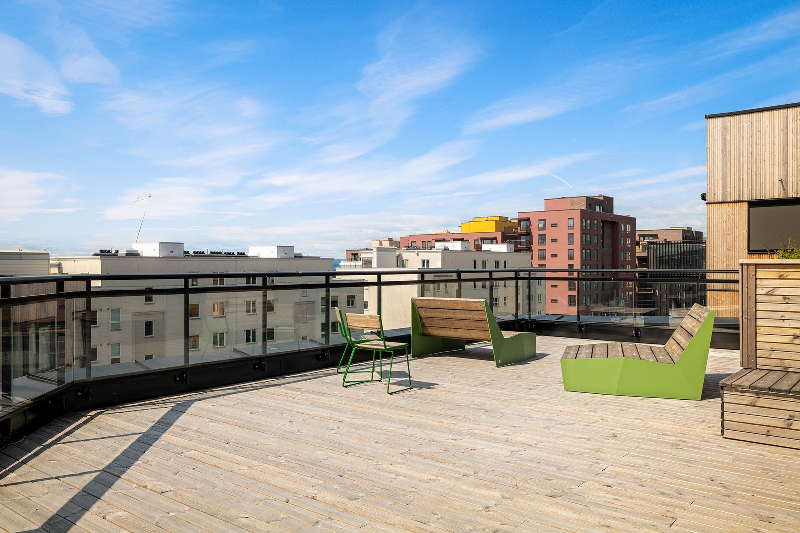 Flott takterrasse med sittegrupper og beplantning. Galleribilde