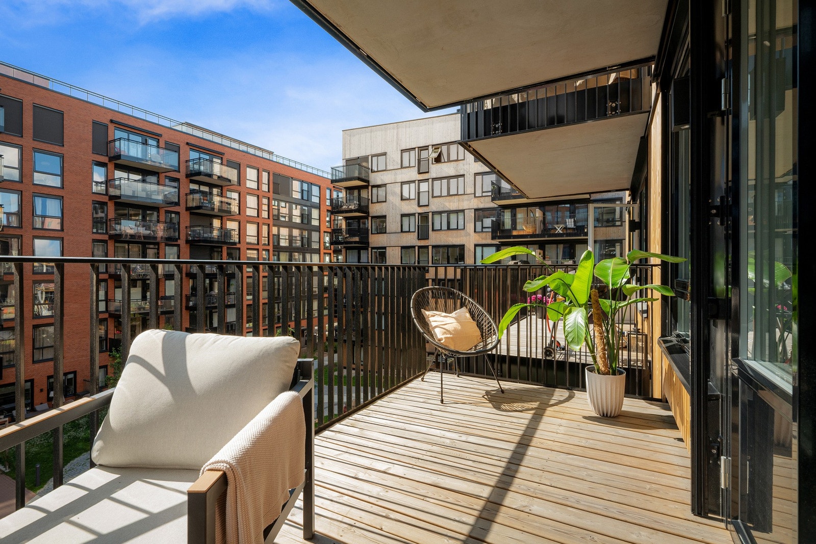 Balkongen er overbygget, har terrassebord på gulv og god plass til sittegruppe etter eget ønske og behov. Galleribilde