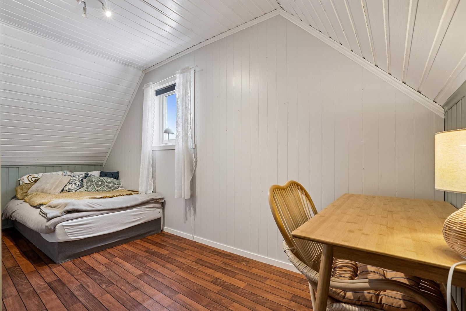 Soverom på loft med god plass til dobbeltseng og soveromsmøbler. Galleribilde