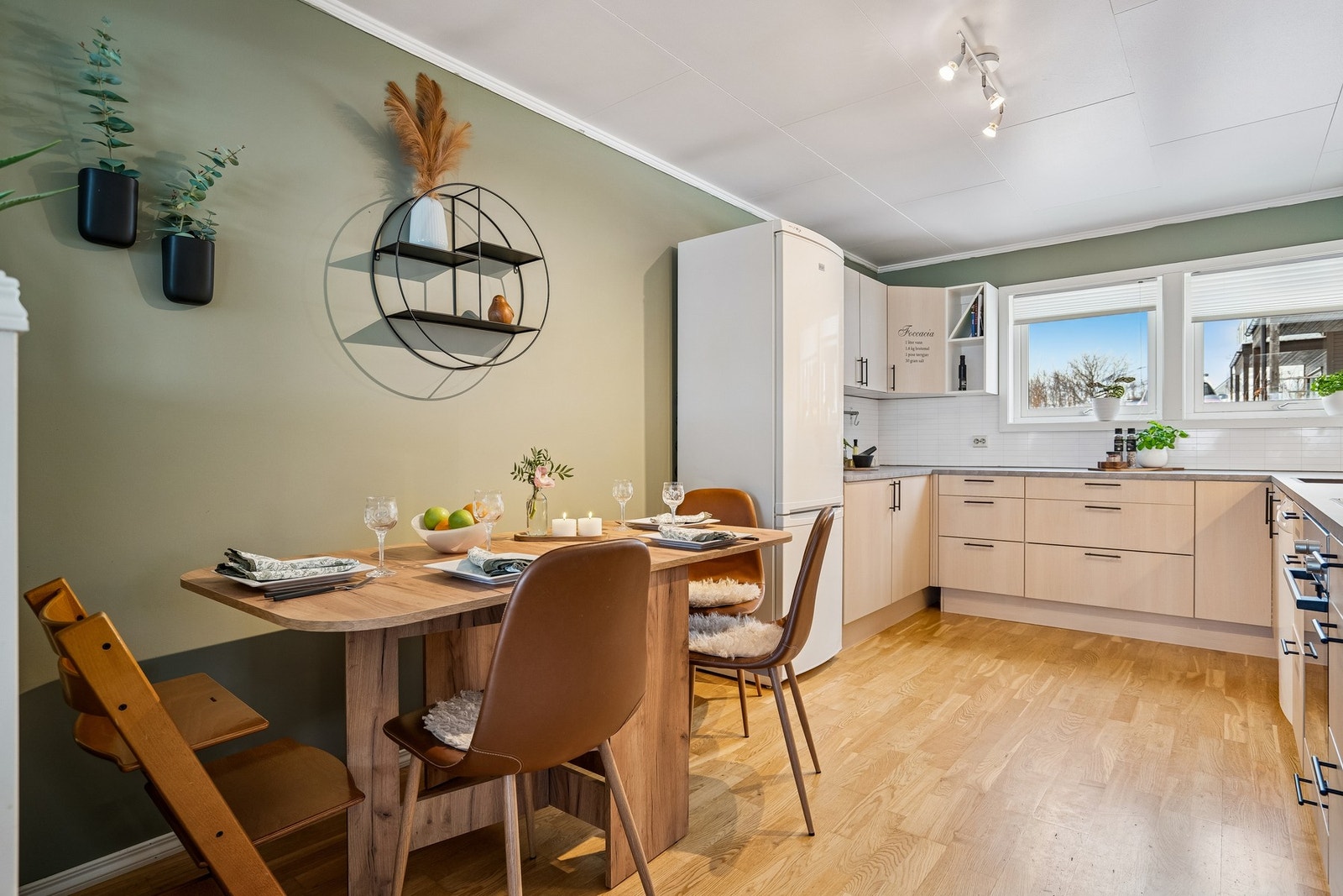 Her er det også plass til spisebord på kjøkkenet. Galleribilde