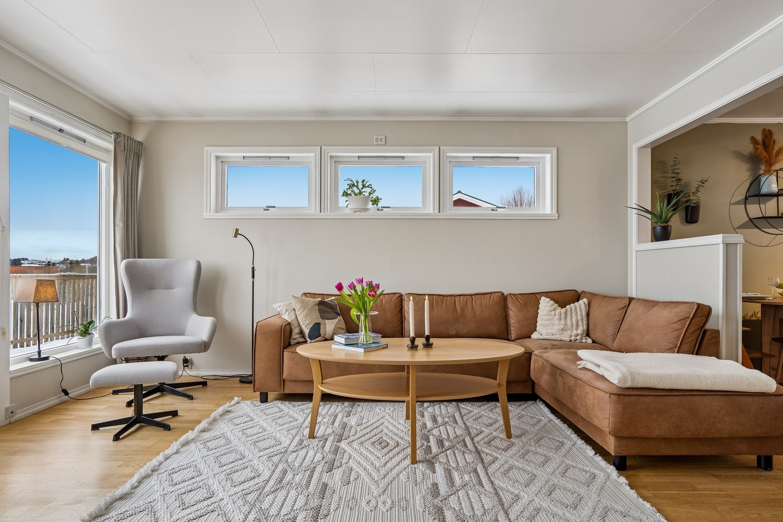 Fra stuen er det også direkte adkomst til terrassen - ypperlig som en forlengelse av stuen på varme sommerdager. Galleribilde