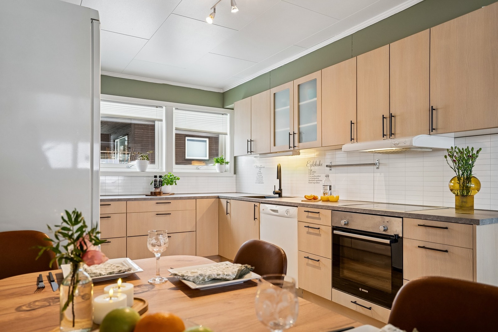 Av hvitevarer er det oppvaskmaskin, kjøl/frys kombi, stekeovn og koketopp. Galleribilde