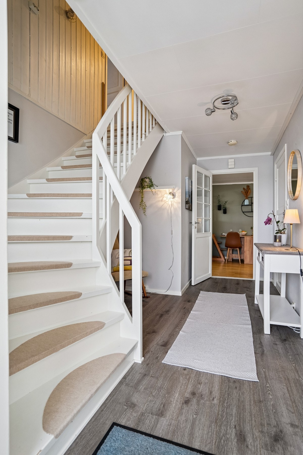 Romslig entrè/gang med trapp opp til loft, samt glassdør inn til oppholdsrommet. Galleribilde