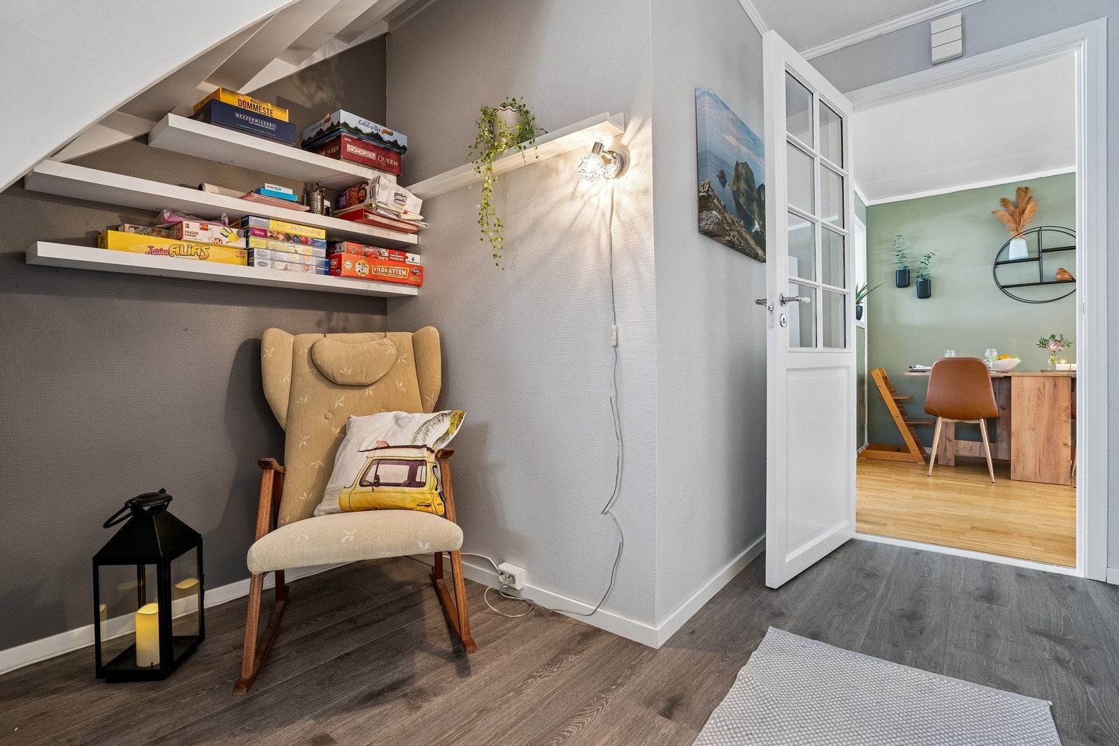 Innvendige gulv består hovedsakelig av parkett og belegg. Vegger er malt i nøytrale og tidsriktig farger. Galleribilde