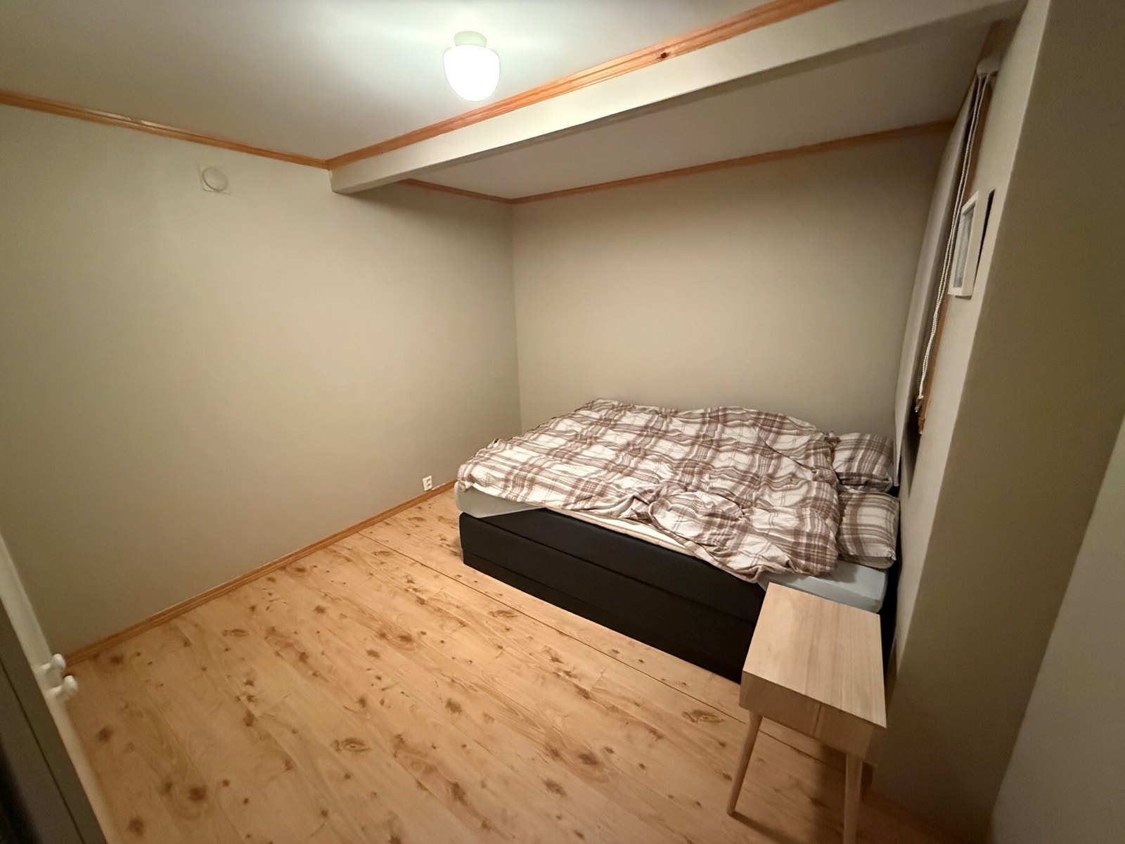 Innredet soverom. Ettersom det ikke finnes tegninger i kommunens arkiv, for sokkeletasjen, anses ikke dette rommene som godkjent til varig opphold. Galleribilde