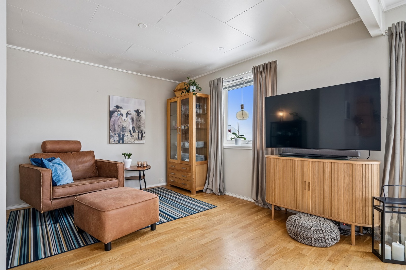 Rommet kan deles opp i naturlige sittesoner, også med plass til godstolen! Galleribilde