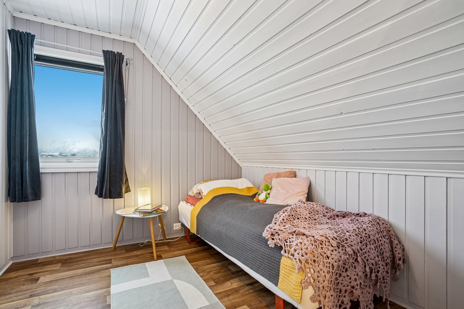 Tidligere loftstue som er delt i 2 og innredet som soverom (ikke søkt om bruksendring). Galleribilde