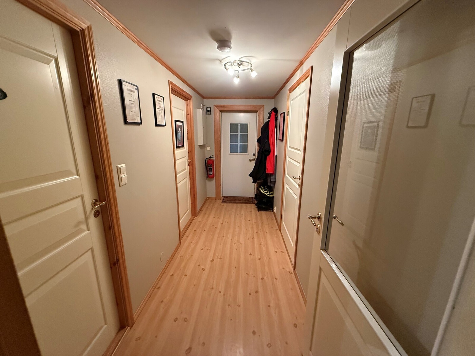 Boligens underetasje er iht. matrikkel godkjent som utleiedel, men fremkommer ikke på byggetegninger. (Selgers privat bilde) Galleribilde