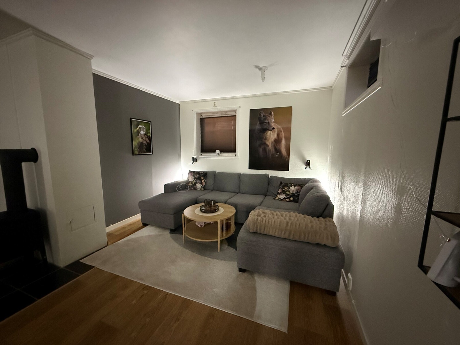 Deler av stuen. Oppvarming via vedovn. Galleribilde