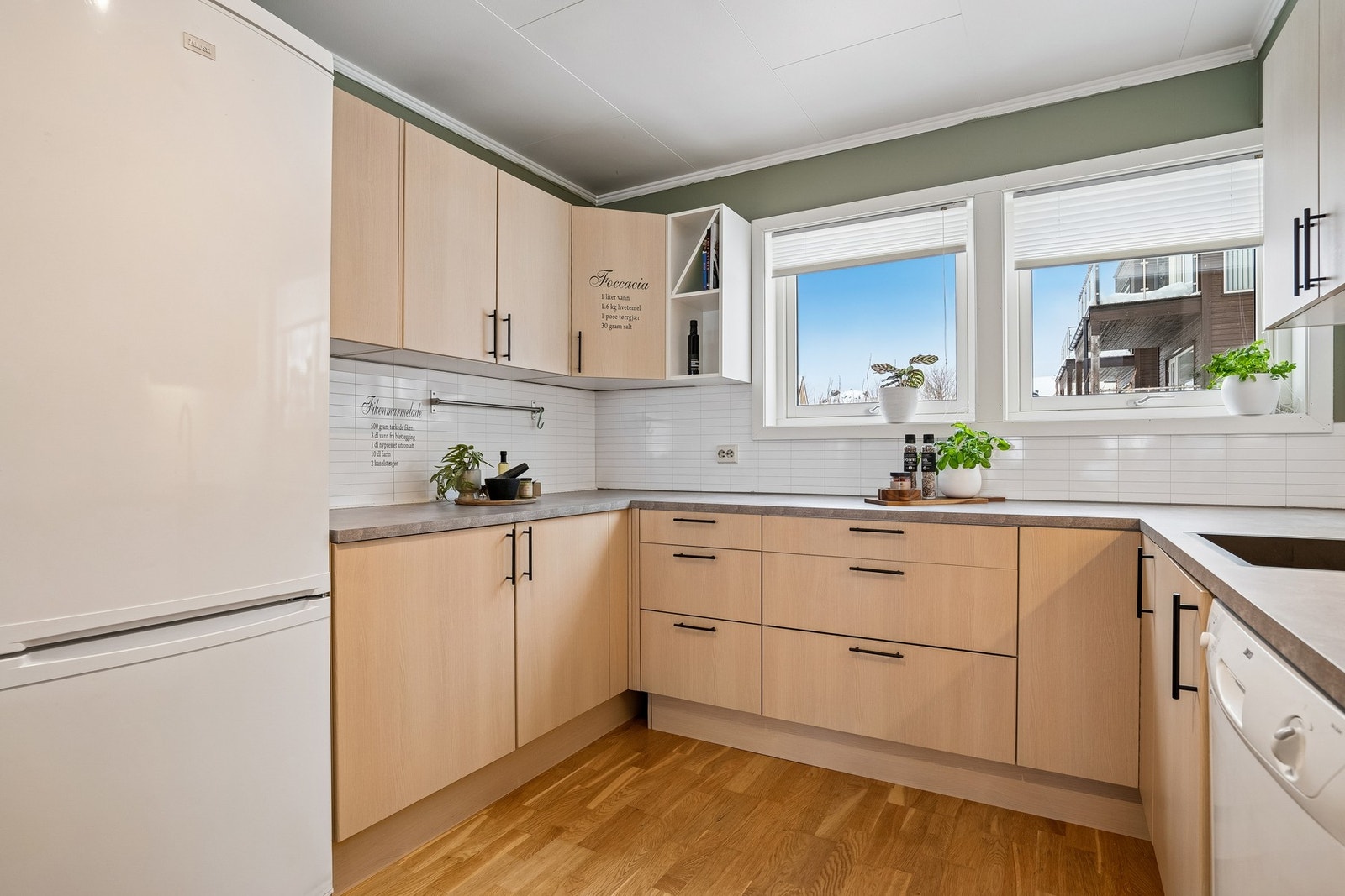 Godt med oppbevaringsplass i skuffer og skap. Galleribilde