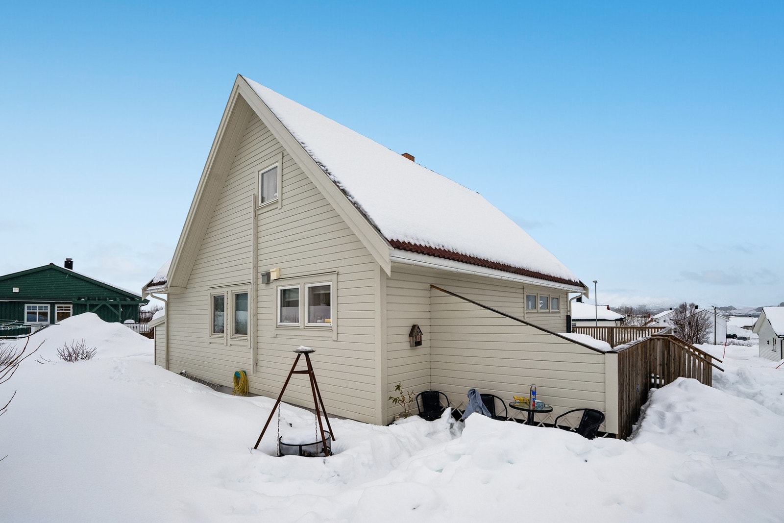 Boligen er omkranset av en flott og solrik hage. Galleribilde