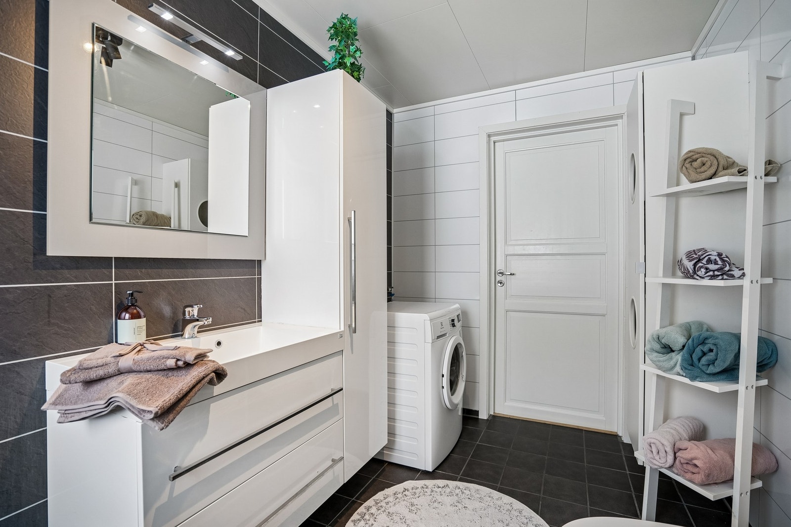 Oppvarming via elektriske varmekabler i gulvet. Galleribilde