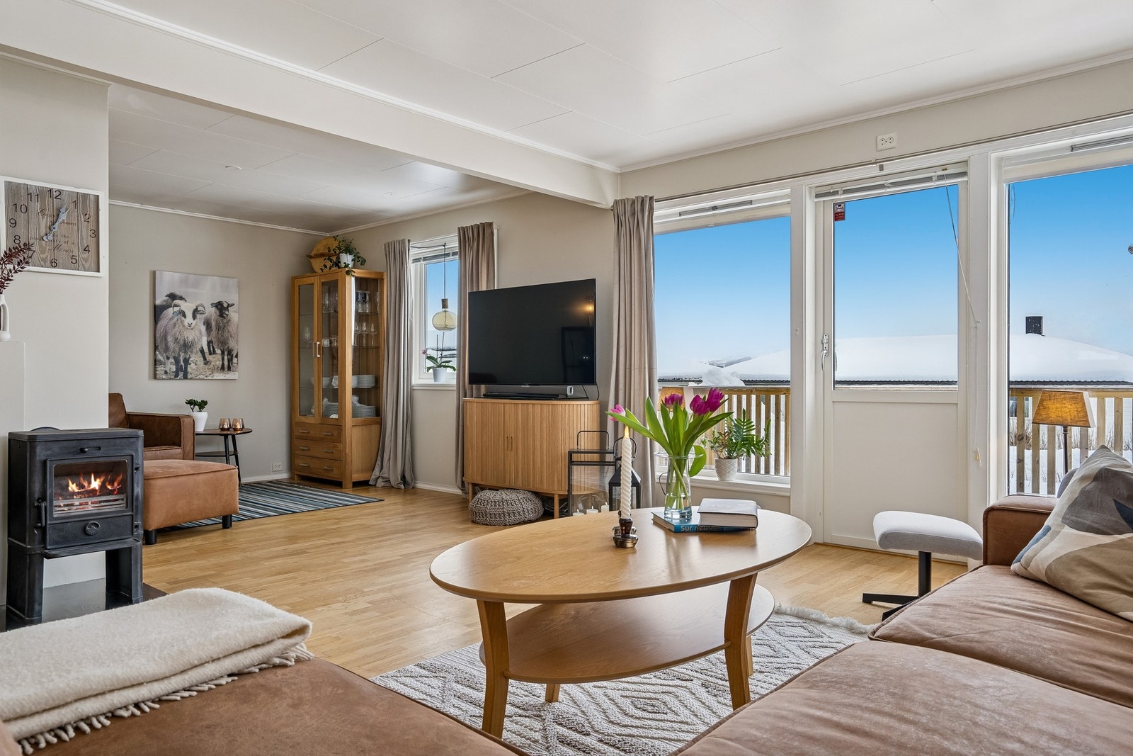 Stuen har en lys utforming med rikelig med vinduer som slipper inn godt med dagslys. Galleribilde