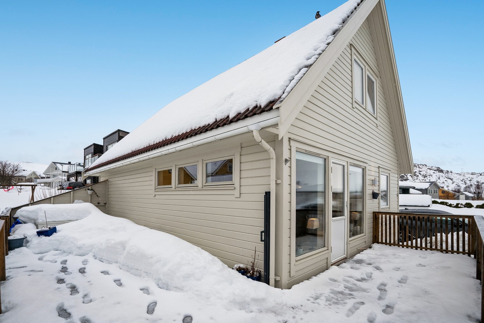 Boligen byr på en romslig terrasse som strekker seg langs 2 sider, med god møbleringsplass. Galleribilde