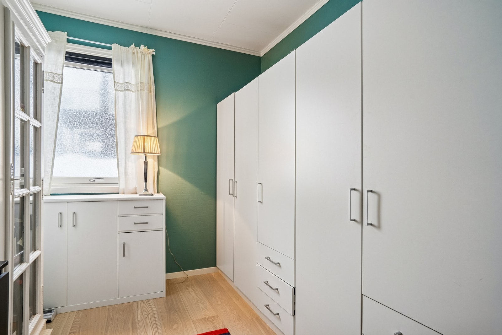 Soverom i hovedetasjen som er innredet som walk-in closet. Galleribilde