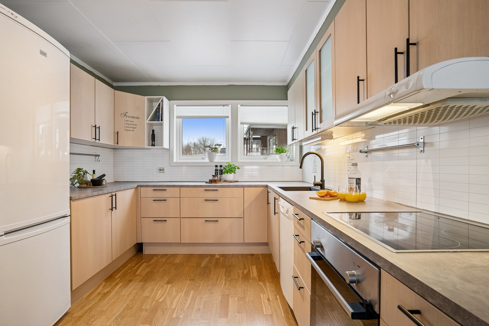 Innredning med glatte fronter og laminat benkeplate. Galleribilde