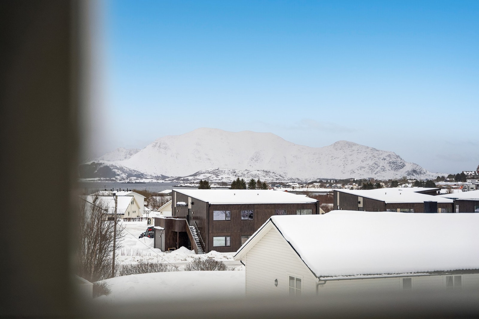 Flott utsikt fra det ene loftsrommet mot Middagstinden, Breitinden, Guratinden og Bulitinden. Galleribilde