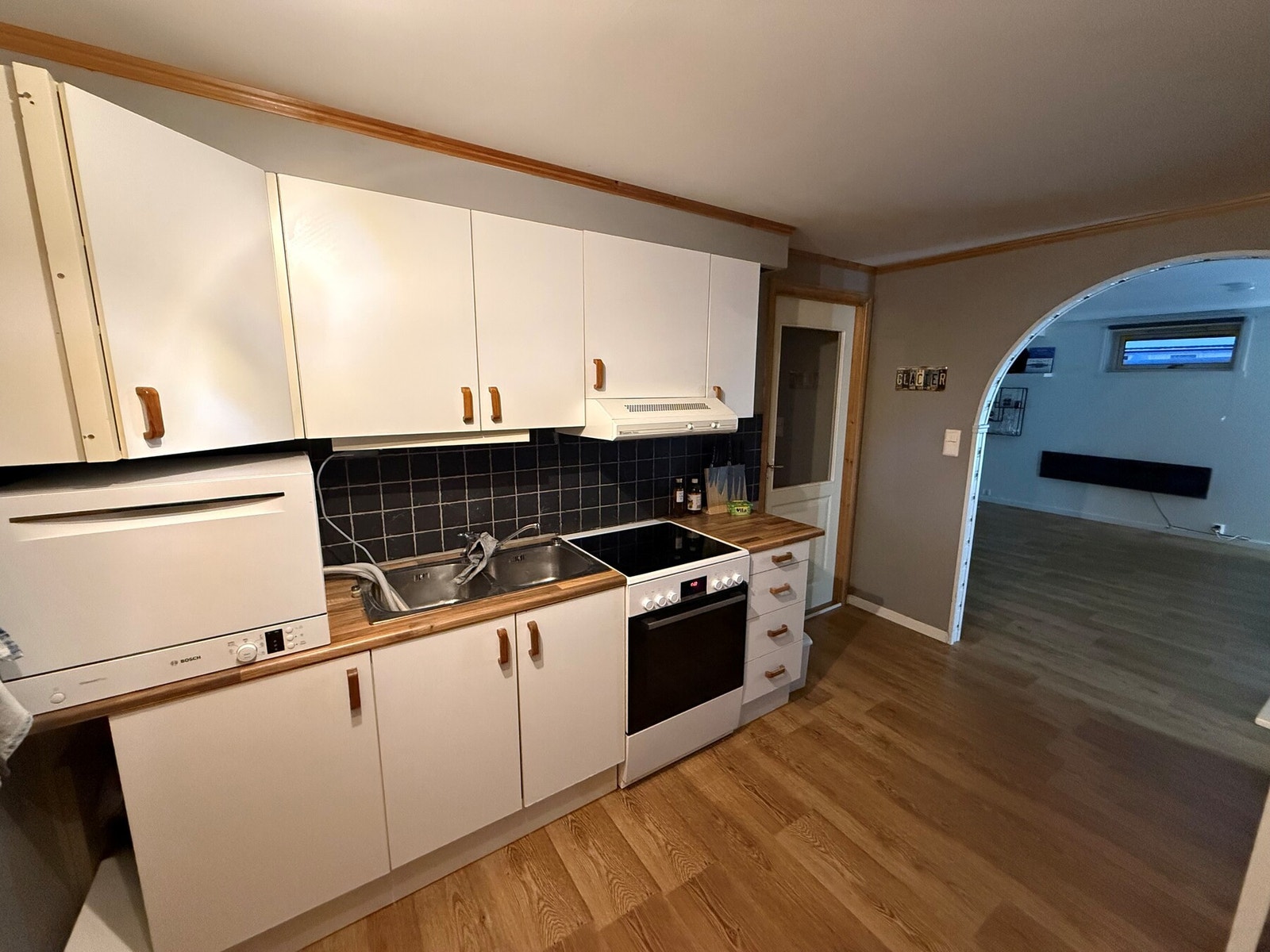 Adkomst til underetasjen via separat inngang. Galleribilde