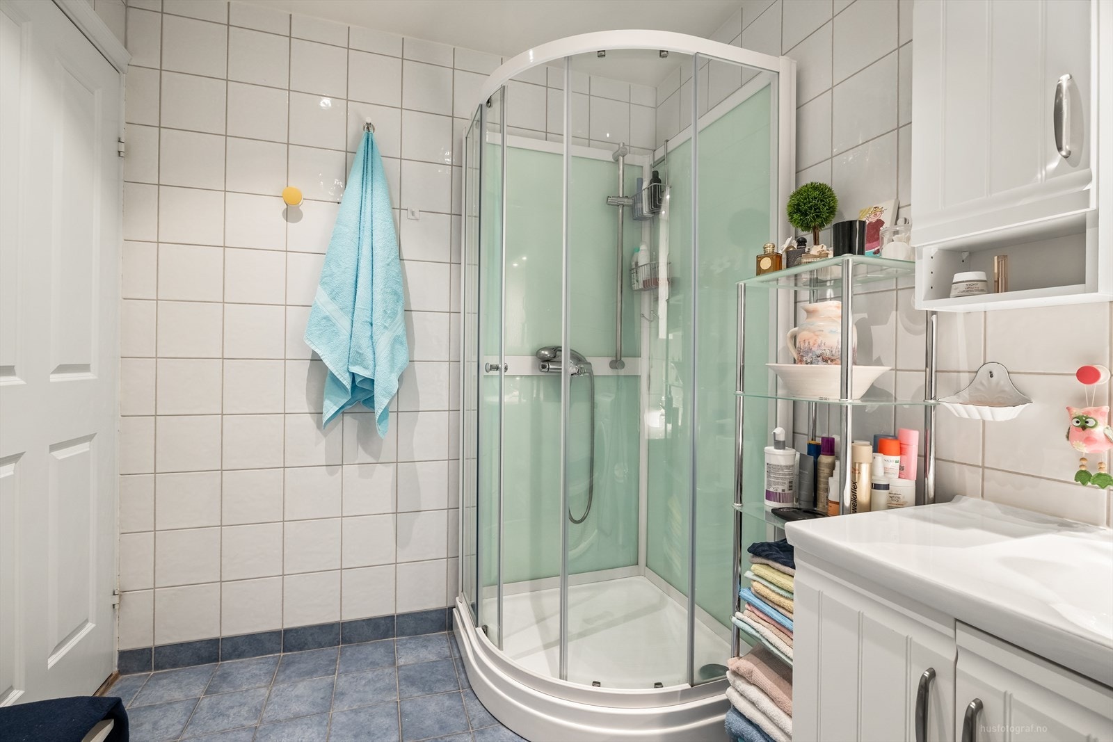 Badet har servantinnredning, speil med belysning, dusjkabinett og toalett. Rommet har opplegg til vaskemaskin. Galleribilde
