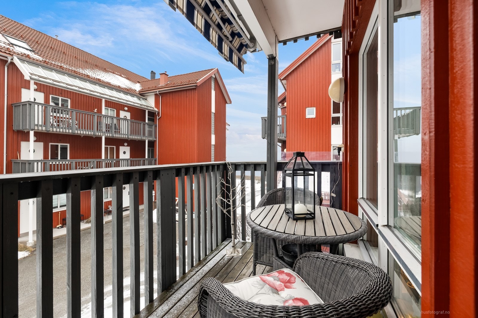 Fra stuen er det utgang til flott delvis overbygget balkong. Galleribilde
